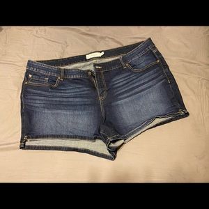 Torrid 26 denim jean shorts